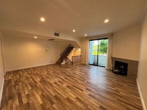 6540 Hayvenhurst Ave in Los Angeles, CA - Building Photo - Building Photo