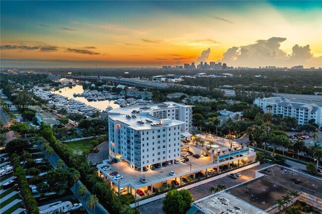 2500 SW 22nd Terrace-Unit -312 in Fort Lauderdale, FL - Foto de edificio - Building Photo