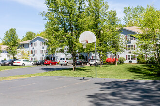 University Crossing in Hadley, MA - Foto de edificio - Building Photo