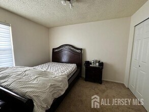 64 Colleen Ct in Kendall Park, NJ - Building Photo - Building Photo