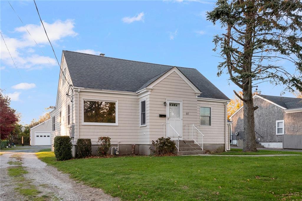 97 Bliss Mine Rd in Newport, RI - Building Photo