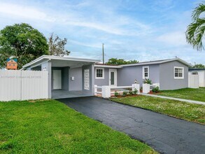 611 SW 64th Way in Pembroke Pines, FL - Building Photo - Building Photo