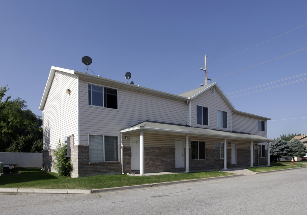 1634 N Angel St in Layton, UT - Foto de edificio