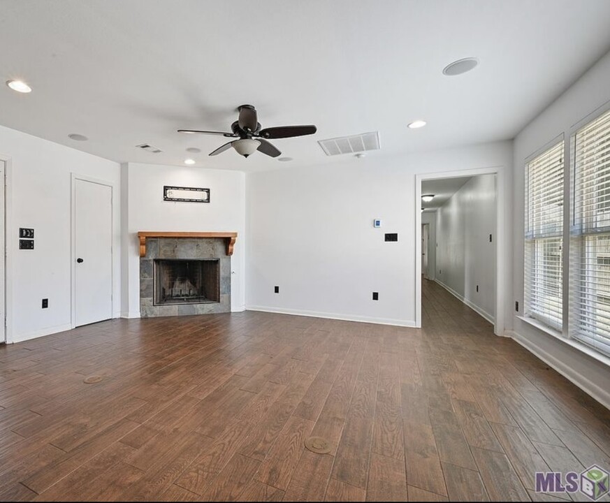 4923 Newell St in Zachary, LA - Foto de edificio