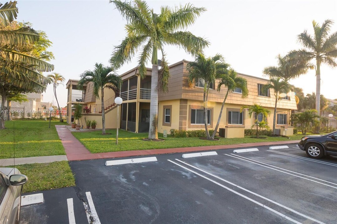 8900 NW 38th Dr in Coral Springs, FL - Building Photo