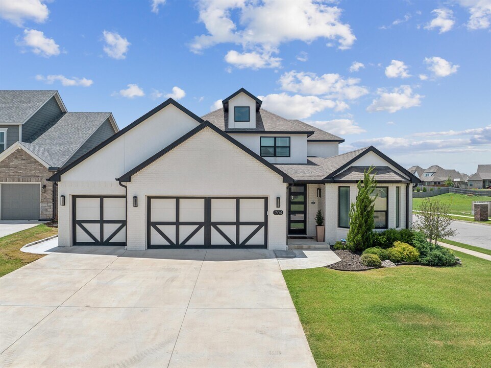 704 E 126th St S in Jenks, OK - Building Photo