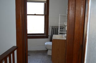 185 W Spotswood Ave in Elkton, VA - Building Photo