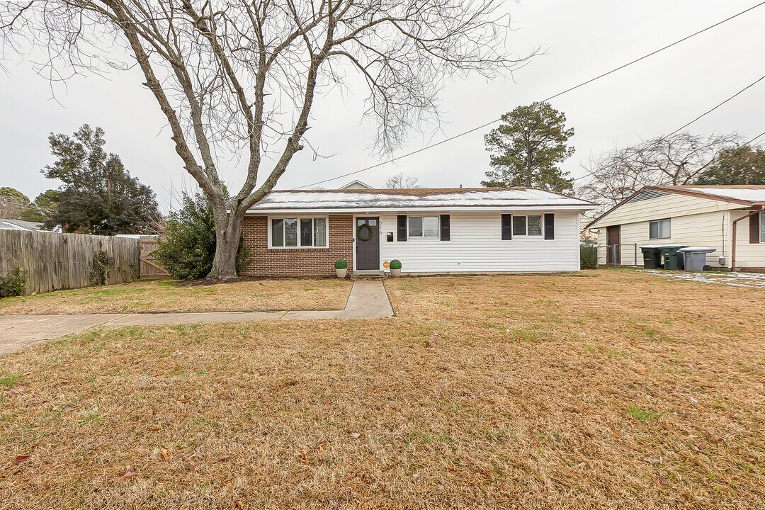 616 Lemaster Ave in Hampton, VA - Building Photo
