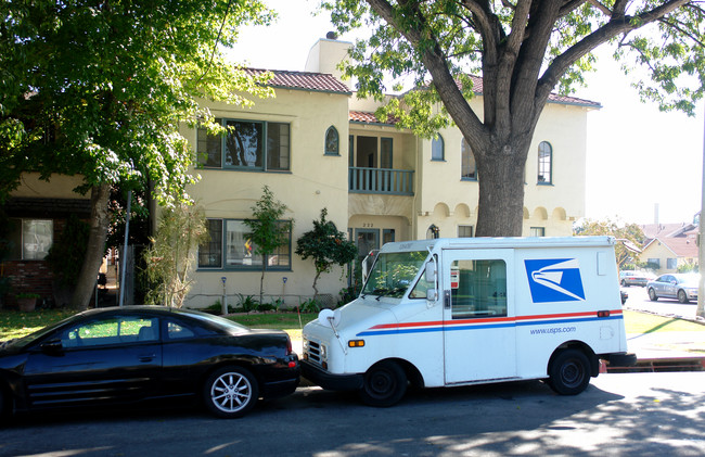 222 N Chevy Chase Dr in Glendale, CA - Foto de edificio - Building Photo