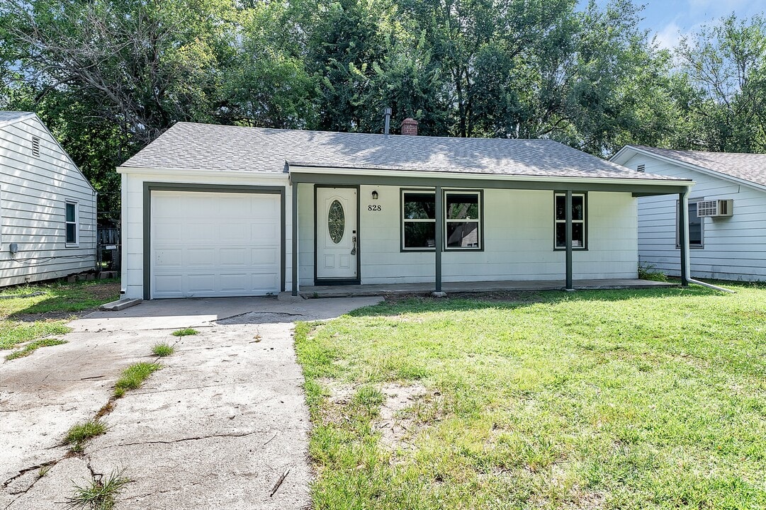 828 S Pershing St in Wichita, KS - Foto de edificio