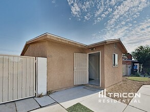 6112 Granada Cir in Las Vegas, NV - Building Photo - Building Photo
