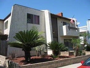 16711 Dolores Ln in Huntington Beach, CA - Foto de edificio - Building Photo