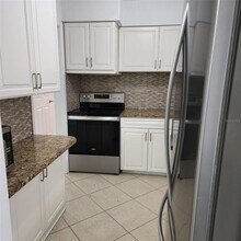 3925 Omega Ln in Sarasota, FL - Building Photo - Building Photo