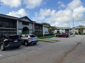 451 NE 207th Ln in Miami, FL - Building Photo