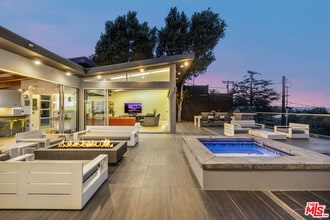 7275 Mulholland Dr in Los Angeles, CA - Building Photo - Building Photo