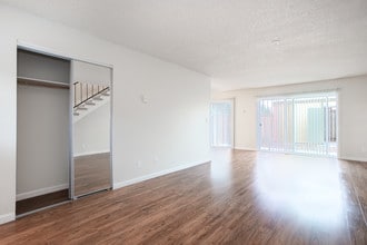 Valencia Townhomes in Newark, CA - Foto de edificio - Interior Photo