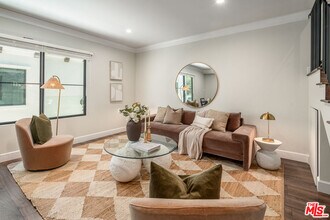 1147 Beachwood Dr in Los Angeles, CA - Building Photo - Building Photo