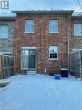 18 Robert Peel Rd in Kitchener, ON - Building Photo - Building Photo