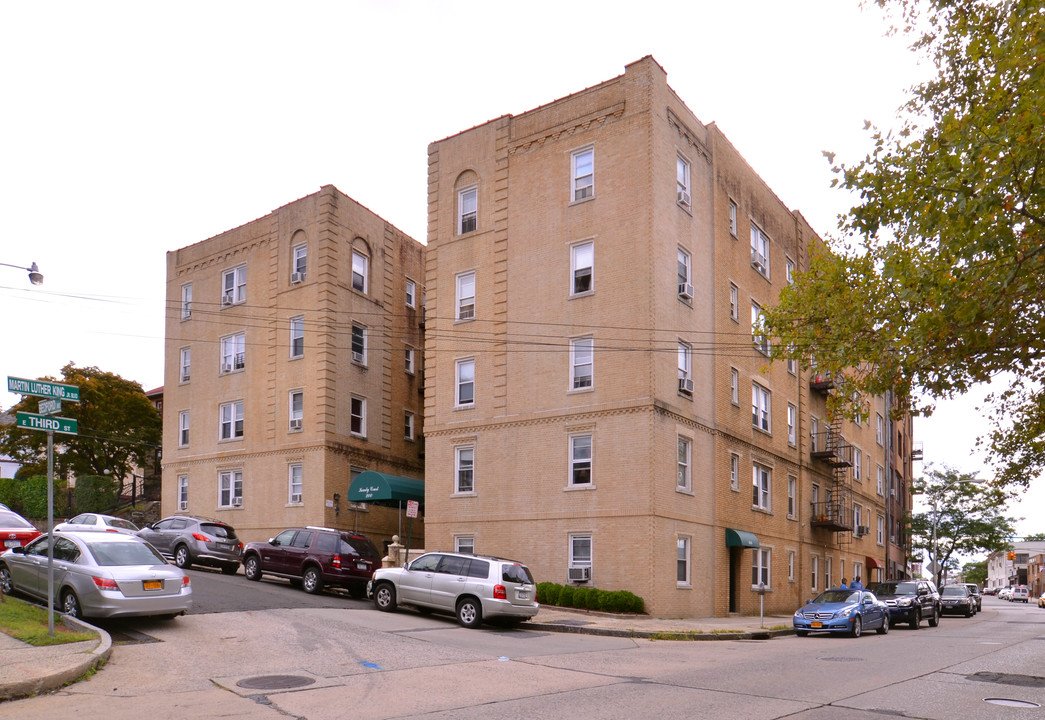 Kemdy Court in Mount Vernon, NY - Foto de edificio