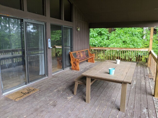 1129 Wake Robin Dr in Cullowhee, NC - Foto de edificio - Building Photo