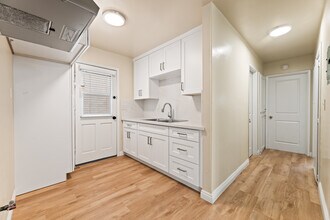 9226 Palm St, Unit B in Bellflower, CA - Building Photo - Building Photo