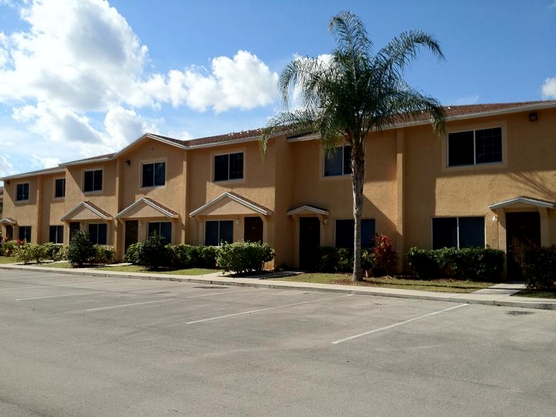 Weatherbee Townhomes in Fort Pierce, FL - Foto de edificio