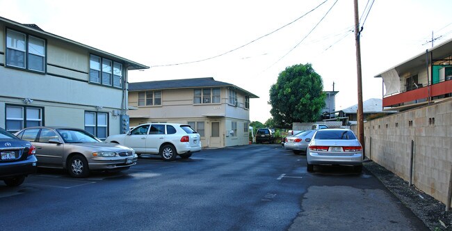713B Menehune Ln in Honolulu, HI - Foto de edificio - Building Photo