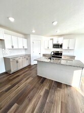 800 Hoffman Hills Blvd in Willard, MO - Foto de edificio - Building Photo