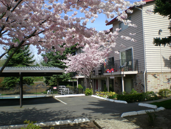 Village Manor Apartments in Portland, OR - Building Photo - Building Photo