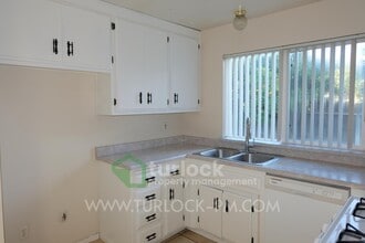 660 Hillsdale Dr in Turlock, CA - Building Photo - Building Photo