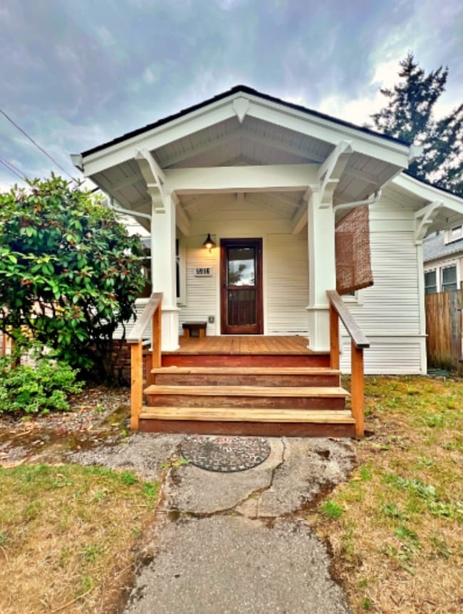 5916 SE Francis St, Unit B in Portland, OR - Building Photo - Building Photo