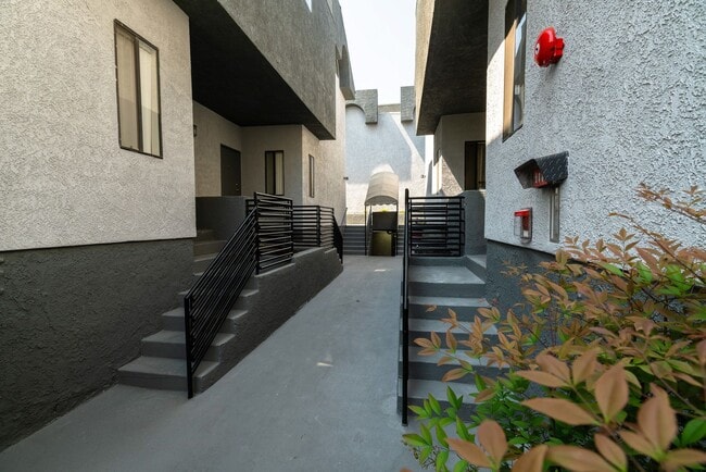 701 N Hollywood Way in Burbank, CA - Foto de edificio - Building Photo