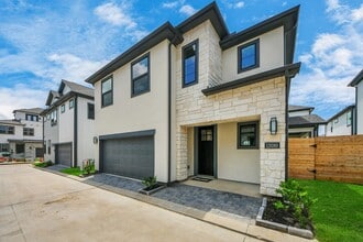 12010 Royal Oaks Banner Wy in Houston, TX - Building Photo - Building Photo