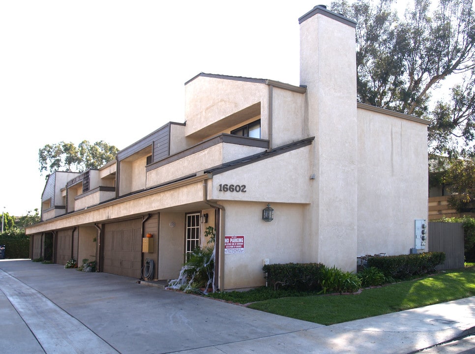 16602 Jib Cor in Huntington Beach, CA - Building Photo