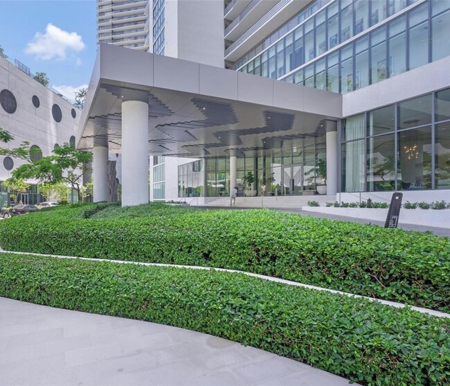 650 NE 32nd St, Unit 703 in Miami, FL - Foto de edificio - Building Photo