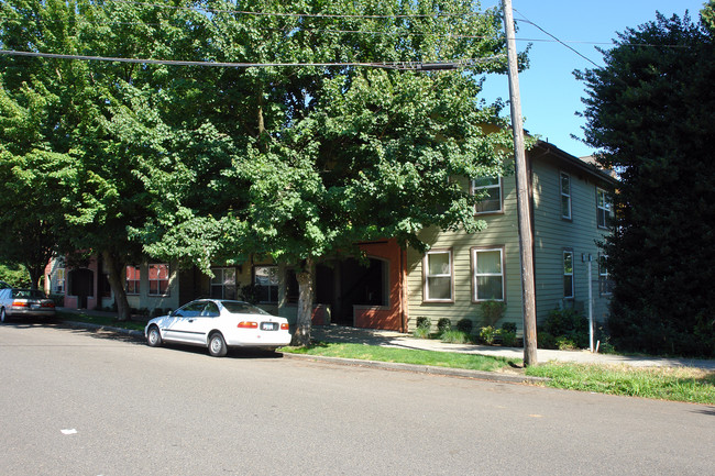 Fenwick Ave in Portland, OR - Building Photo - Building Photo