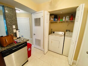 2400 NW 33rd St in Oakland Park, FL - Building Photo - Building Photo