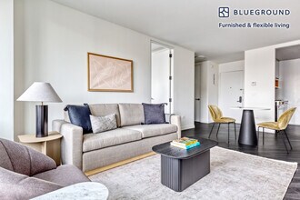 250 E Houston St, Unit FL7-ID179 in New York, NY - Building Photo - Building Photo