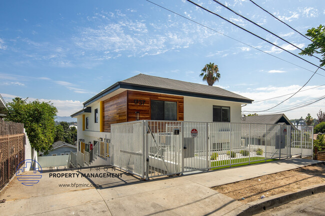 1737 Kent St. in Los Angeles, CA - Foto de edificio - Building Photo