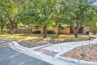 8604 Brookfield Dr in Austin, TX - Building Photo - Building Photo