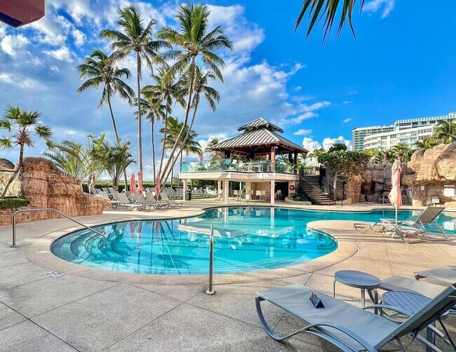 5225 Collins Ave in Miami, FL - Foto de edificio - Building Photo