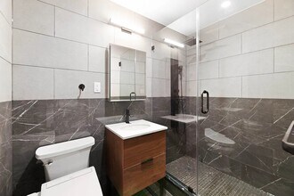 437 W 46th St in New York, NY - Foto de edificio - Building Photo