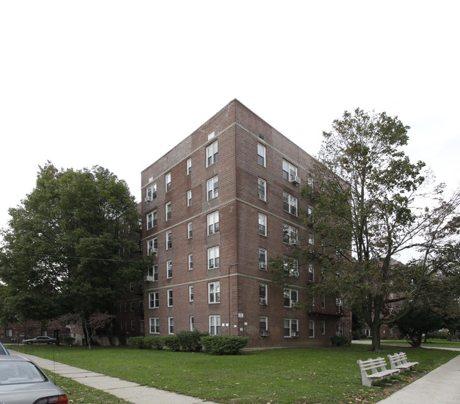 Auburndale House in Flushing, NY - Foto de edificio - Building Photo