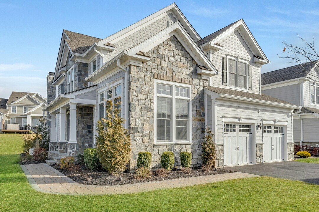 12 Silver Rock Wy in Franklin Lakes, NJ - Building Photo