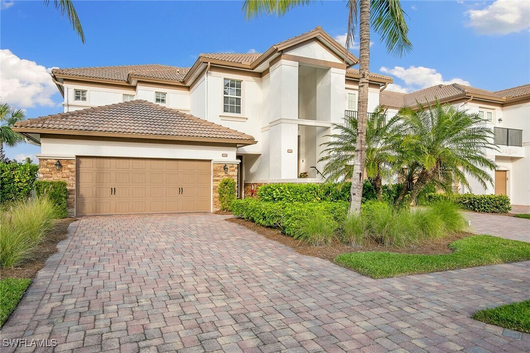 8081 Players Cove Dr in Naples, FL - Foto de edificio