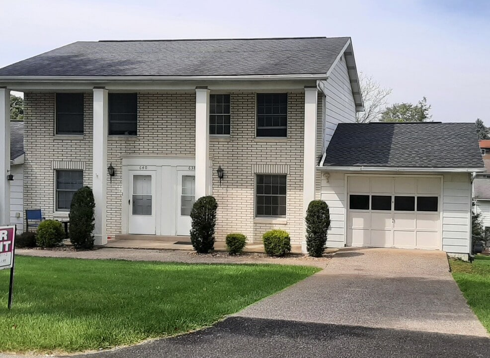 638 Peachview Ln in Duncansville, PA - Building Photo
