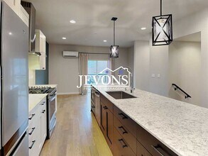 1002 Sunrise Pl SW in Issaquah, WA - Building Photo - Building Photo