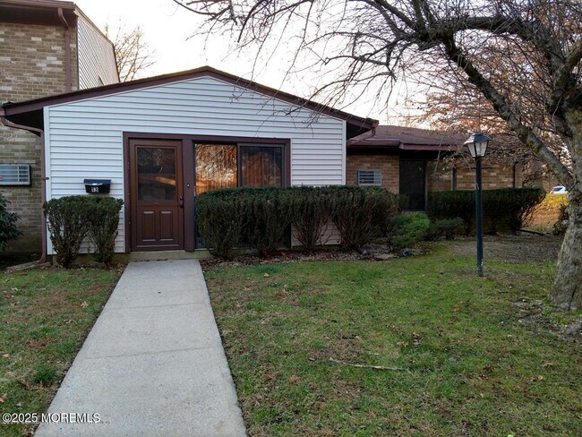 137 Amberly Dr in Englishtown, NJ - Foto de edificio - Building Photo