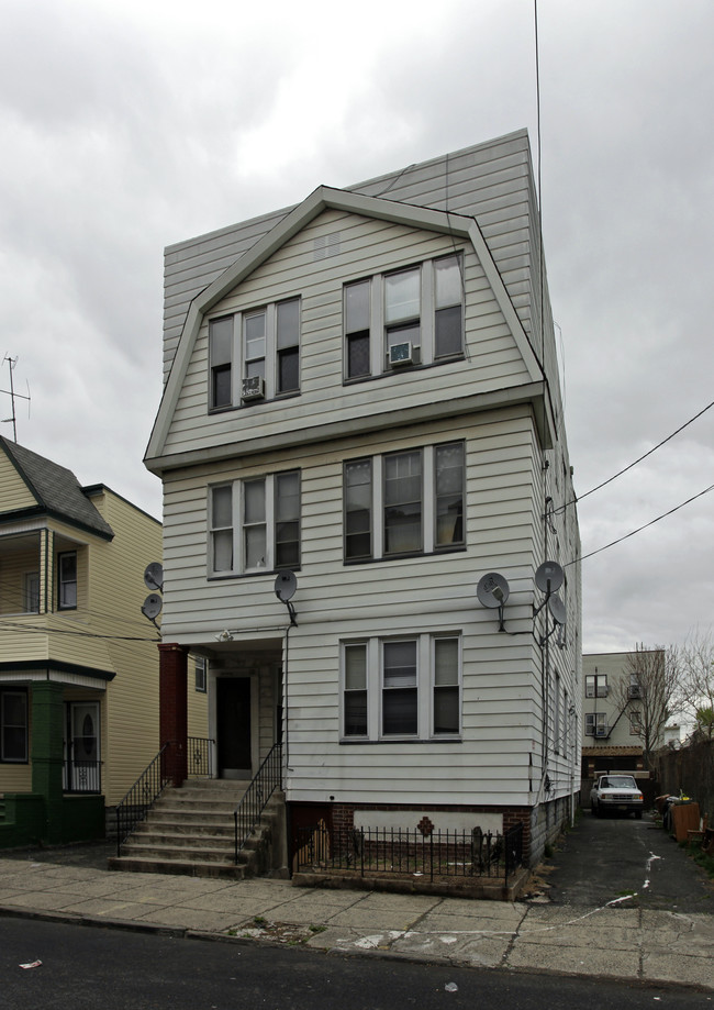 130 Woodlawn Ave in Jersey City, NJ - Building Photo - Building Photo