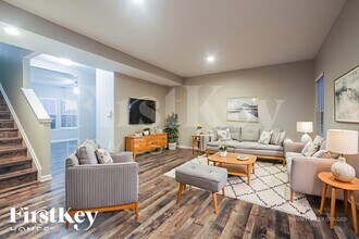 8305 Wheatfield Dr in Indianapolis, IN - Foto de edificio - Building Photo